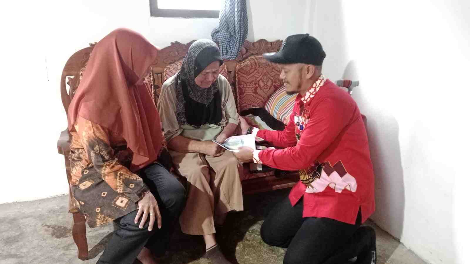 BLT-DD Muarajaya II Disalurkan Door to Door, Camat Kebuntebu Jenguk Warga Sakit