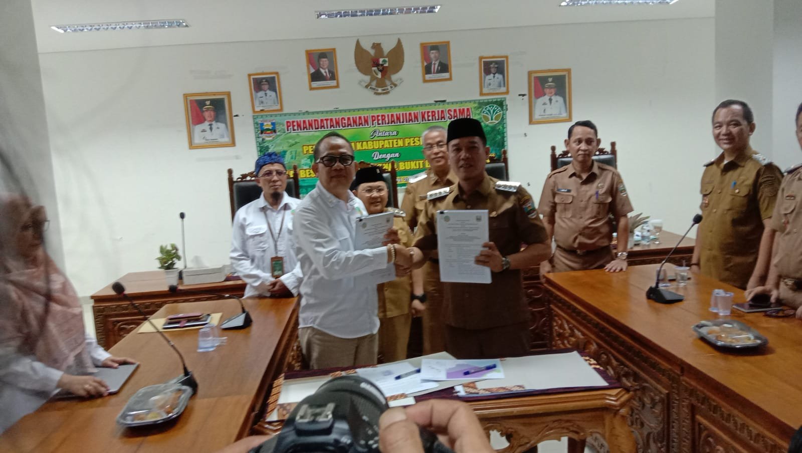 Pemkab Pesbar dan BBTNBBS teken PKS salah satunya terkait pembangunan jalan dan jembatan menuju wilayah terisolir di Way Haru dan sekitarnya.