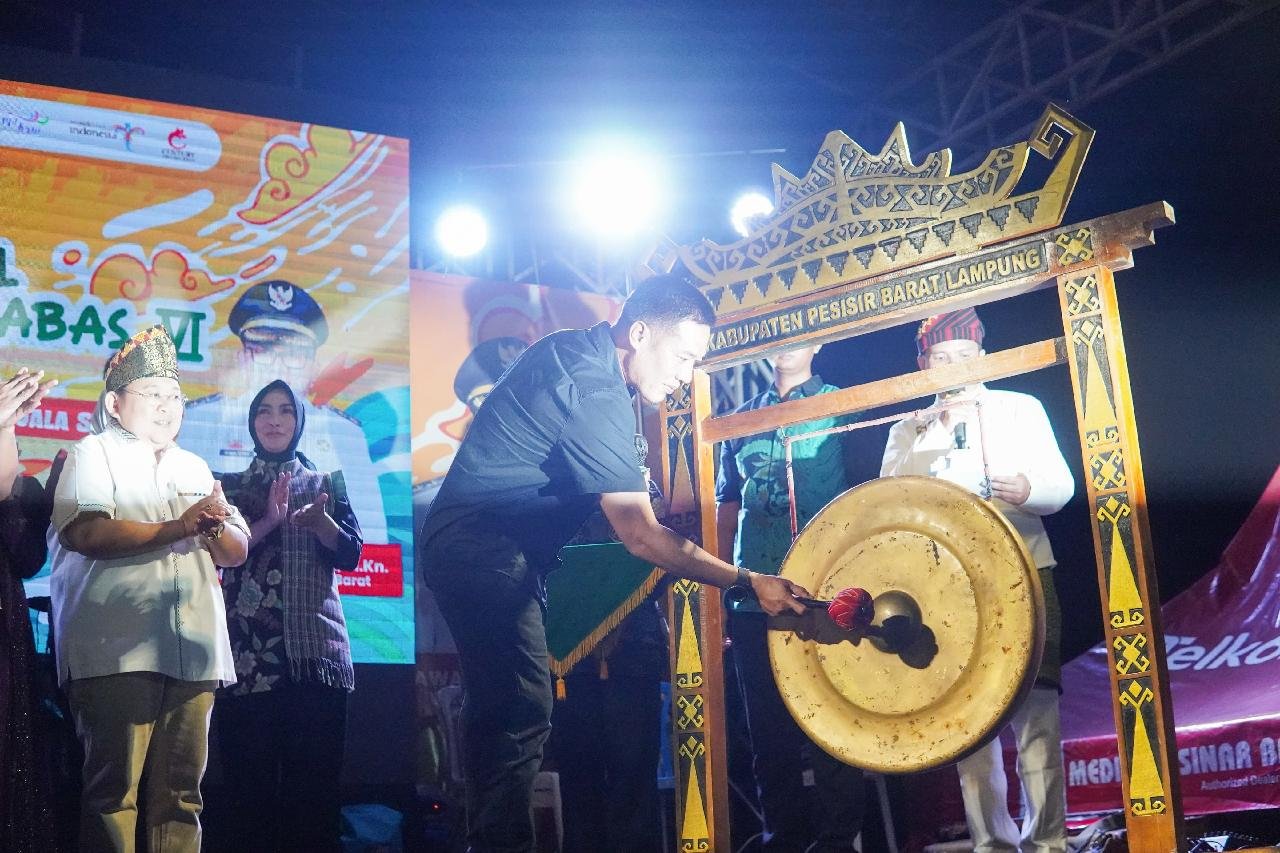 Festival Teluk Stabas VI Resmi Ditutup, Pemkab Pesbar Ajak Warga Perkuat Persatuan