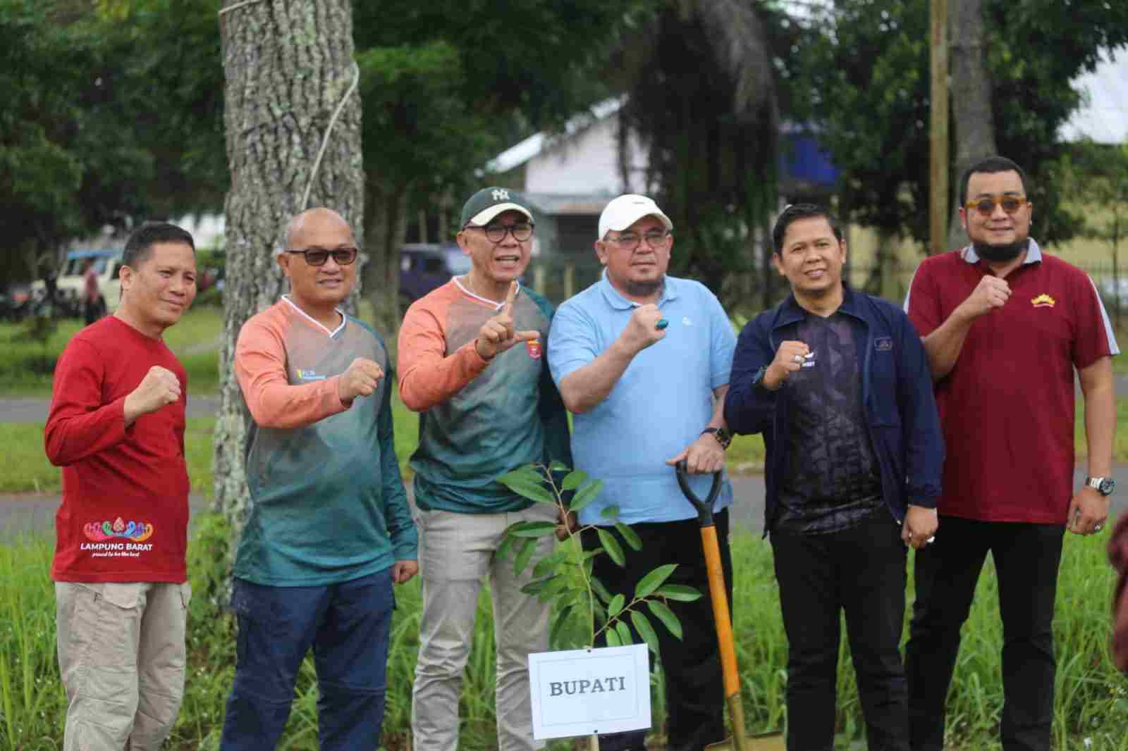 Hari Lingkungan Hidup, Pemkab Lampung Barat Tanam 50 Pohon dan Gelar Bersih-bersih Massal