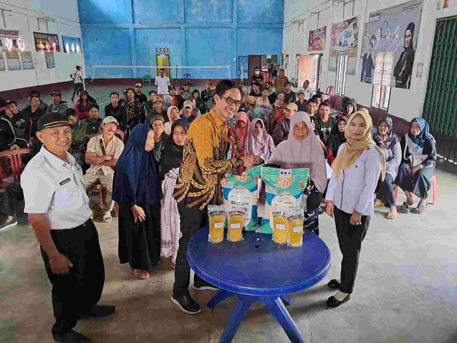 384 KPM di Karangagung Terima Bantuan Beras dan Minyak Goreng