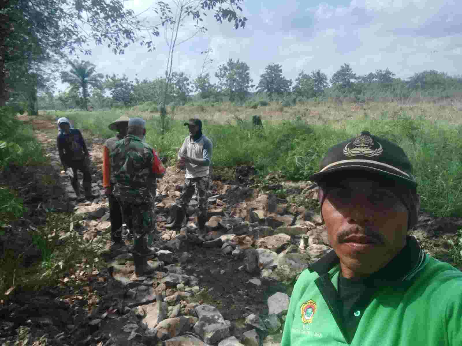 Warga Swadaya Perbaiki Jalan Rusak Penghubung Dua Kecamatan di Lampung Utara