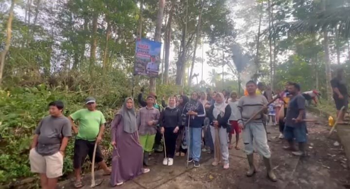 Camat dan Peratin Sukapura Pimpin Gotong Royong, Warga Perempuan Antusias