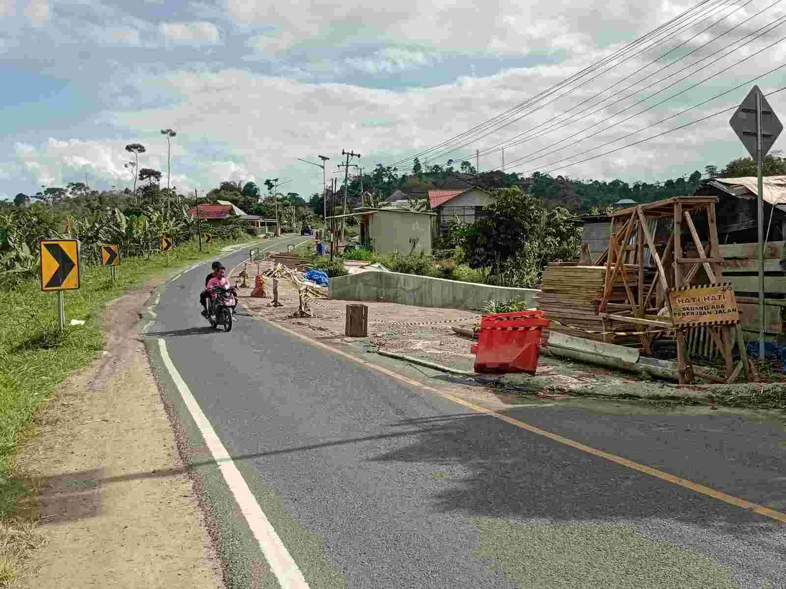 Talud Jalur Giham–Liwa Mangkrak, Pengendara Keluhkan Jalan Menyempit