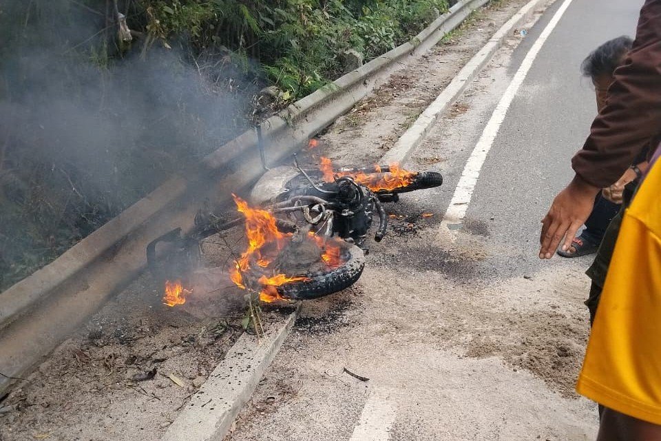 Sepeda Motor Terbakar di Dekat Mapolres Lampung Barat, Damkar Bergerak Cepat