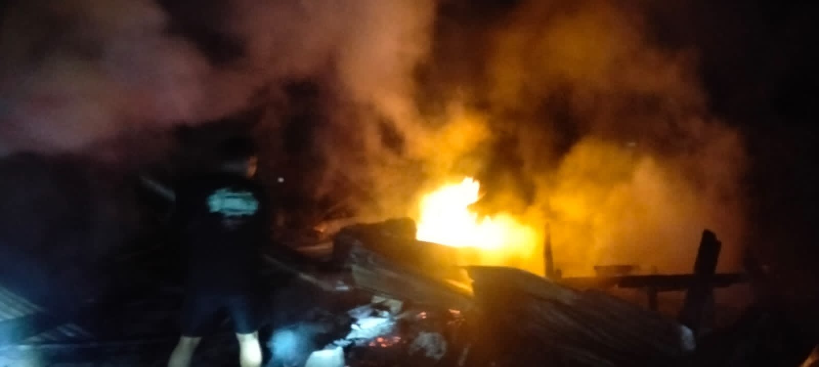 Diduga Korsleting Listrik, Rumah Panggung di Way Tenong Ludes Terbakar