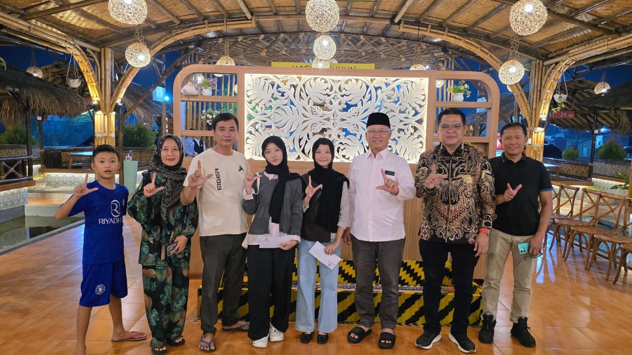 Pedagang Keliling Asal Pesbar Antar Anak Kembar Lolos UI, Mukhlis Basri Beri Dukungan Langsung