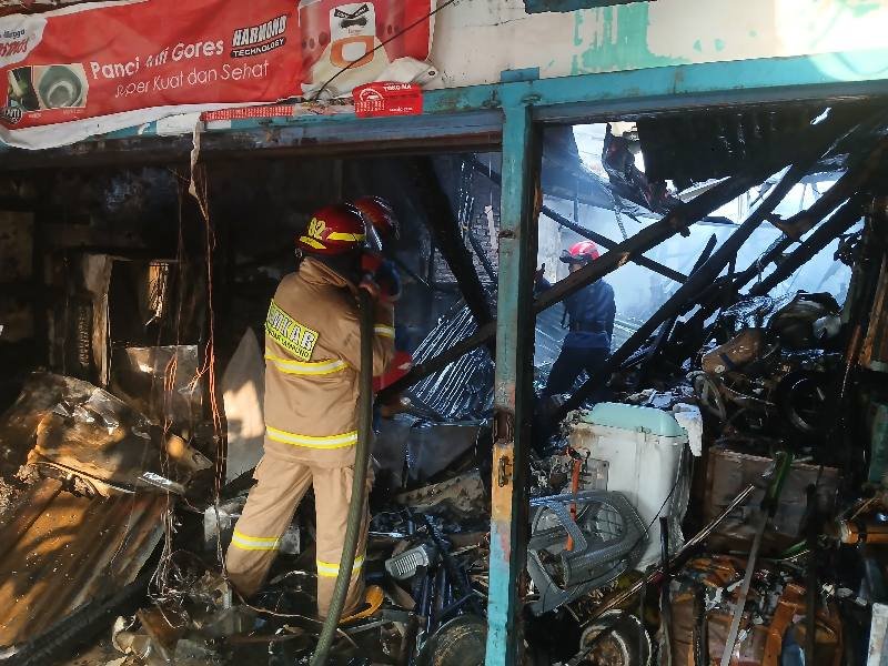 Api Diduga Berasal dari Korsleting Listrik, Dua Bangunan di Kedaton Hangus Terbakar