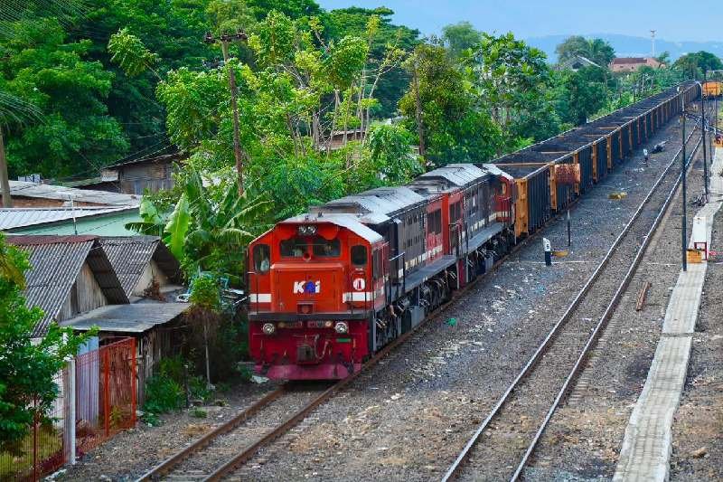 Dua Hari Berturut-turut OTK Tertemper Kereta Api, KAI Divre IV Ingatkan Bahaya Beraktivitas di Jalur Rel