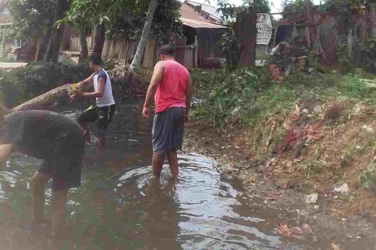 Warga Dua Lingkungan Bersihkan Way Balau, Antisipasi Banjir di Pasar Kota Krui