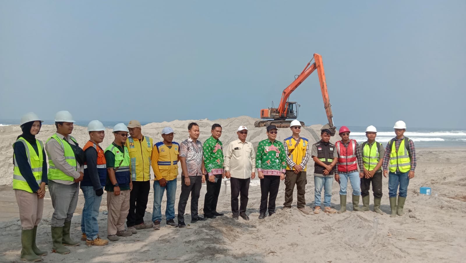 Mukhlis Basri Tinjau Proyek Pengaman Pantai Mandiri Sejati, Bantah Isu Penggunaan Pasir Laut