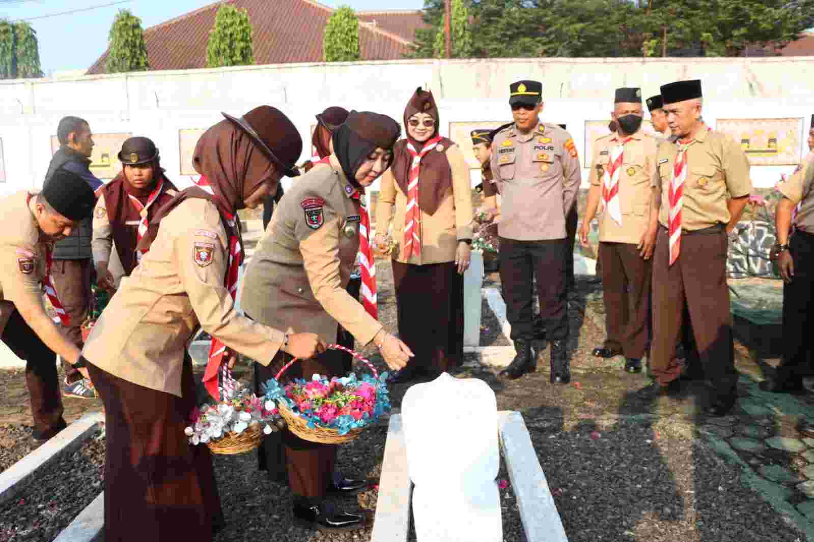 Kapolres Lampung Utara Pimpin Ziarah Makam Pahlawan Sambut Hari Pramuka ke-65