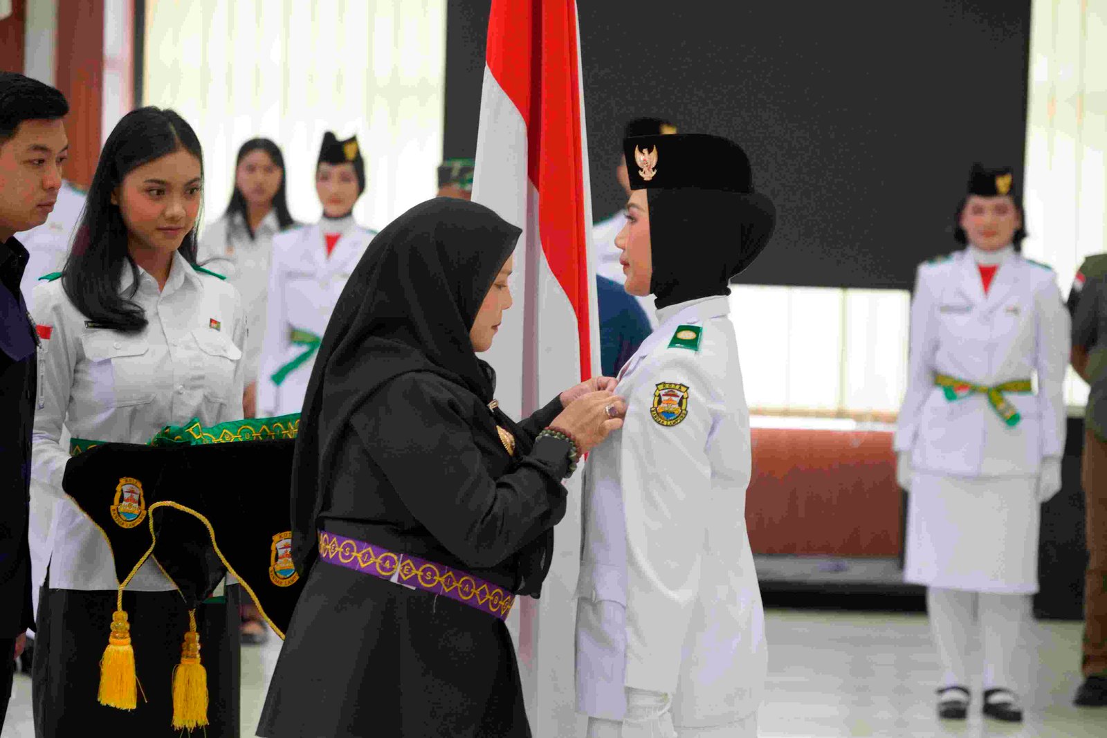 Eva Dwiana Kukuhkan 38 Anggota Paskibraka Bandar Lampung untuk Upacara HUT RI ke-81