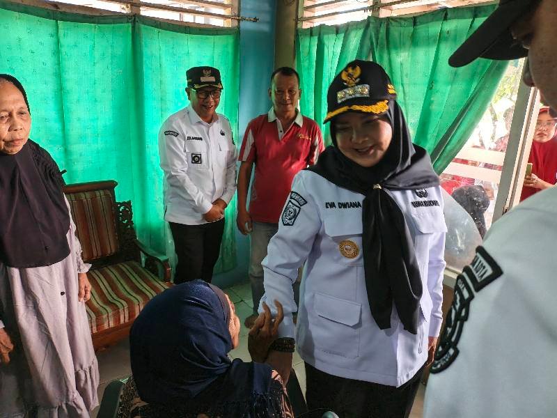 HUT RI ke-81, Bunda Eva Bagikan 22 Alat Kesehatan Gratis untuk Warga Bandar Lampung