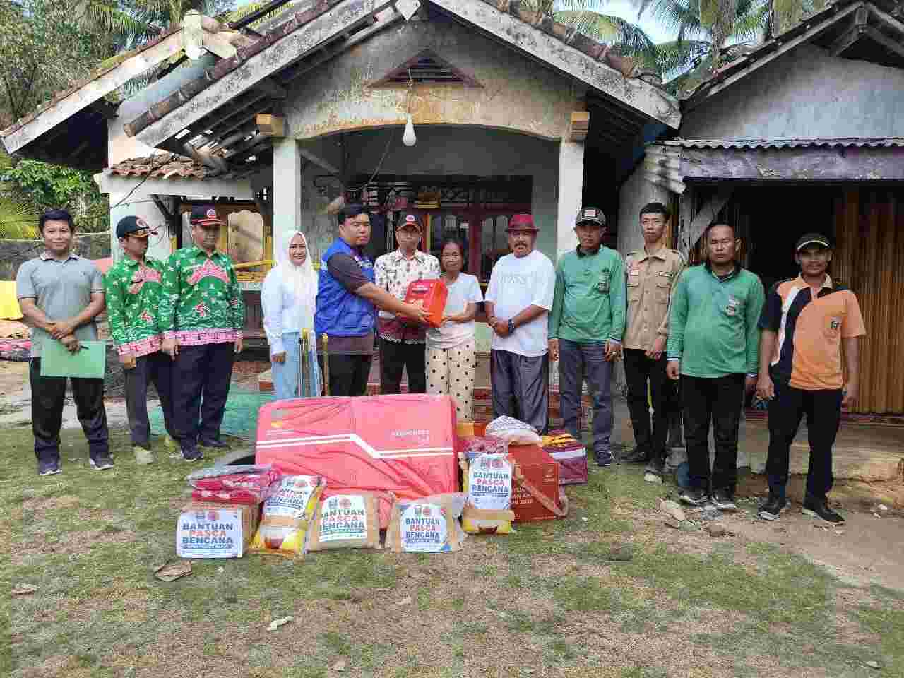Korban Kebakaran Sumber Agung Terima Bantuan Logistik dari Pemkab Pesisir Barat