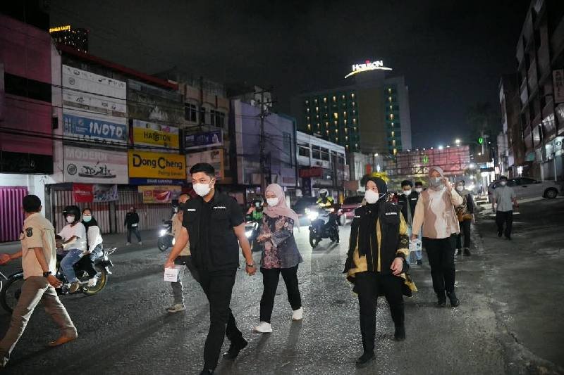 Wali Kota Bandar Lampung Bagikan Masker, Warga Diminta Waspada Abu Vulkanik
