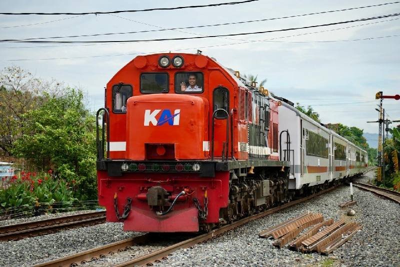 Jalur Rel Area Berbahaya, KAI Ingatkan Masyarakat Tak Beraktivitas di Jalur Kereta