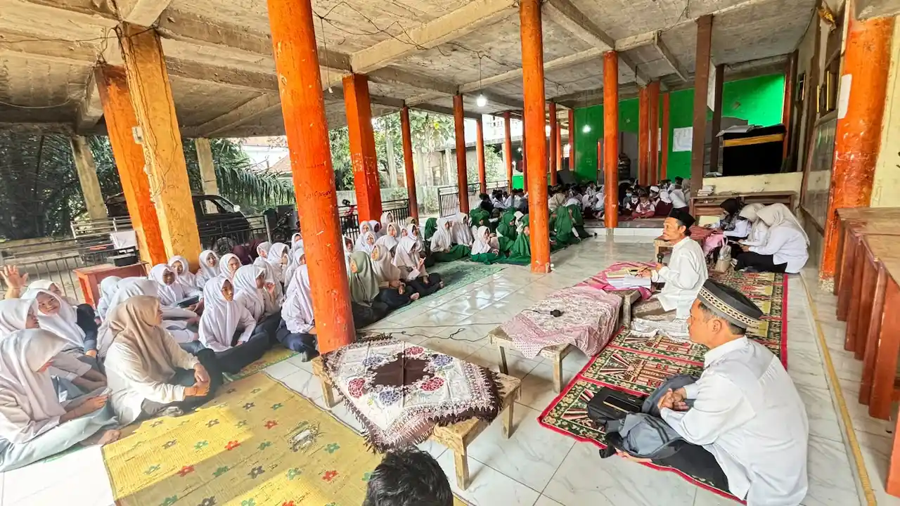 Debu Vulkanik Krakatau Menyebar, Ponpes Al Hasyimiyah Lambar Gelar Doa Bersama