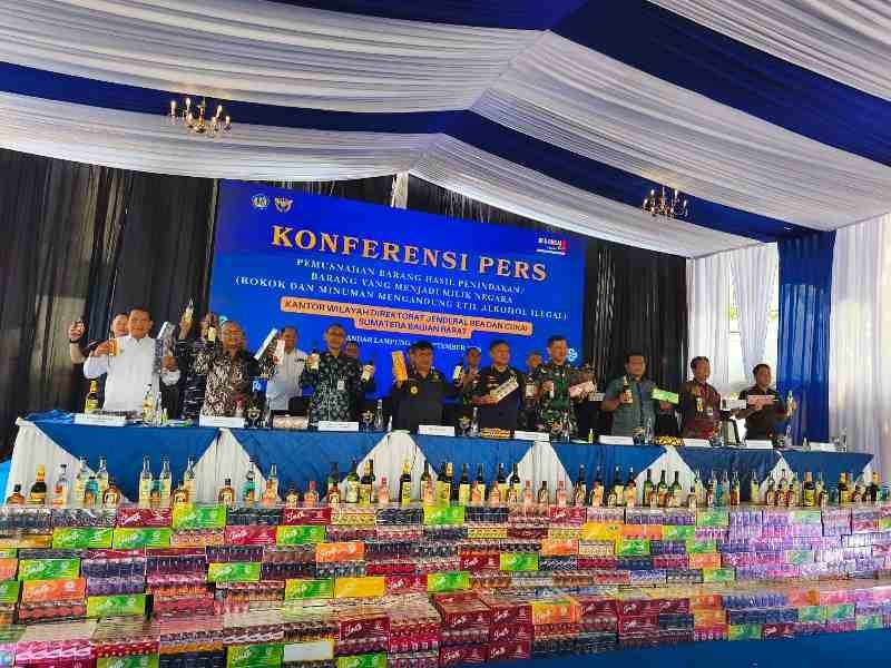 Puluhan Juta Rokok dan Ribuan Liter Miras Ilegal Dimusnahkan Bea Cukai
