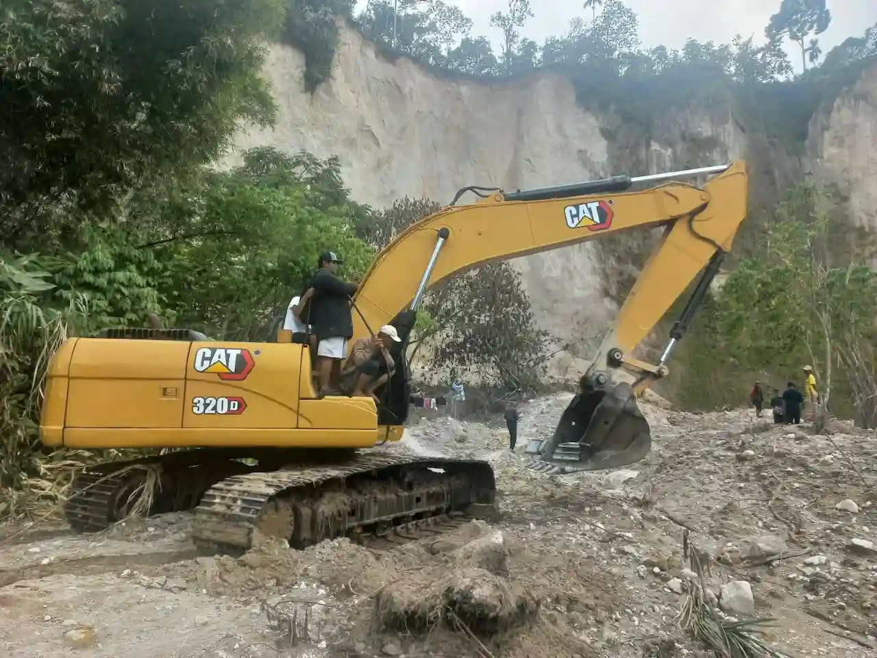 Alat Berat Diturunkan, Longsor Way Timpon Berhasil Dibuka