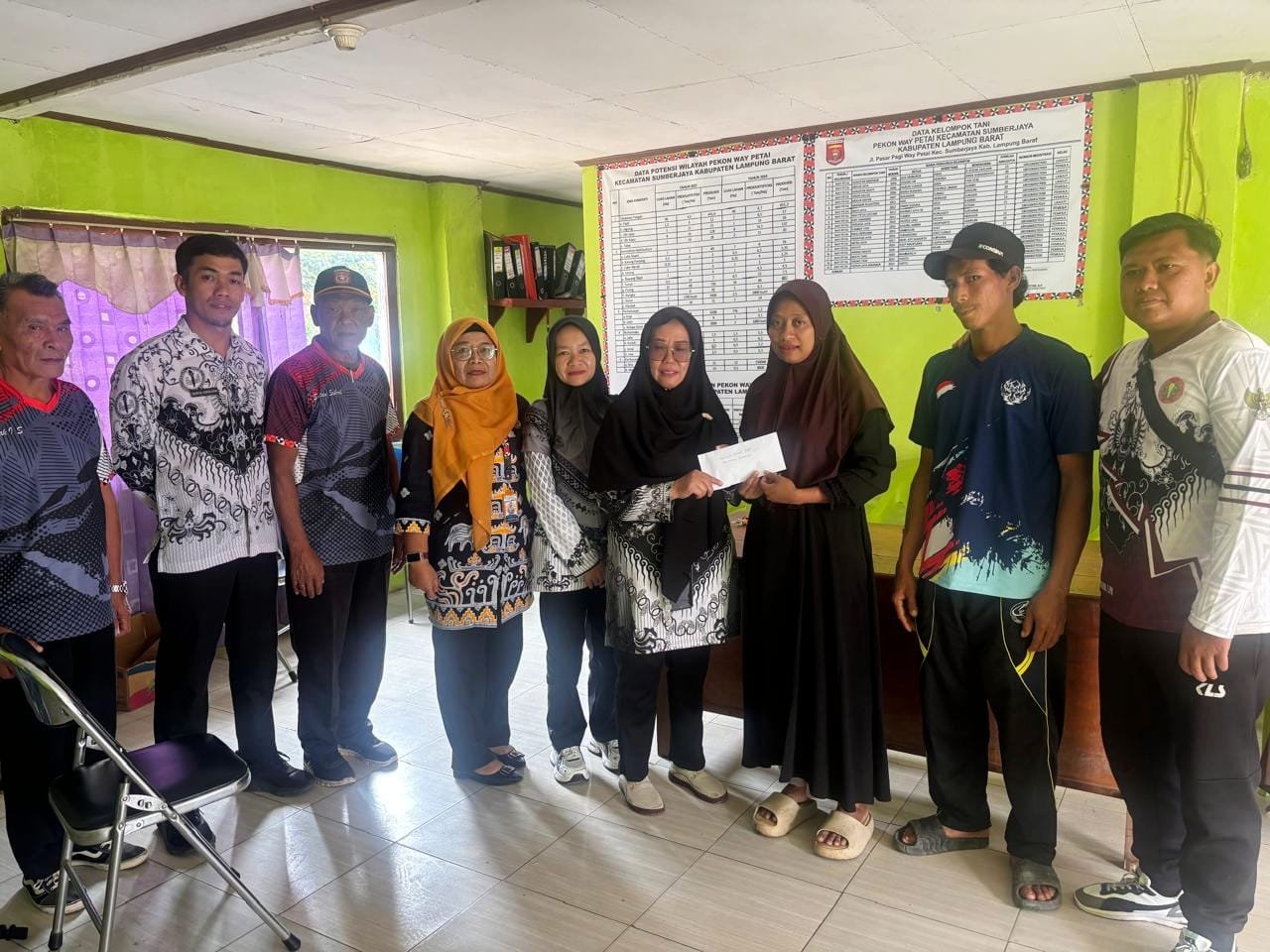 K3S SD Sumberjaya Salurkan Donasi untuk Korban Kebakaran Rumah di Waypetai