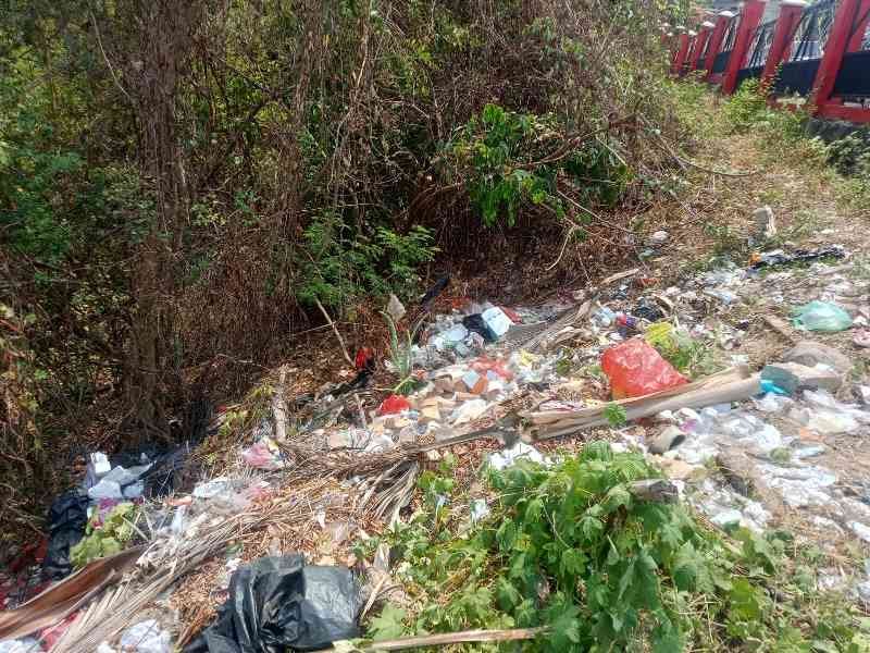 Tumpukan Sampah Berserakan di Pagar DPRD Bandar Lampung, Warga Soroti Kebersihan