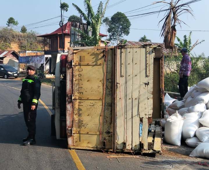 Truk Angkut 8,5 Ton Beras Bulog Terbalik di Turunan Giham Sukamaju