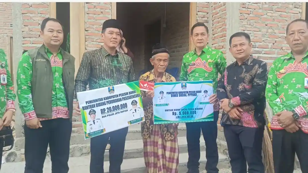 Tiga Korban Kebakaran di Pesbar Terima Bantuan, Warga Diminta Tingkatkan Kewaspadaan