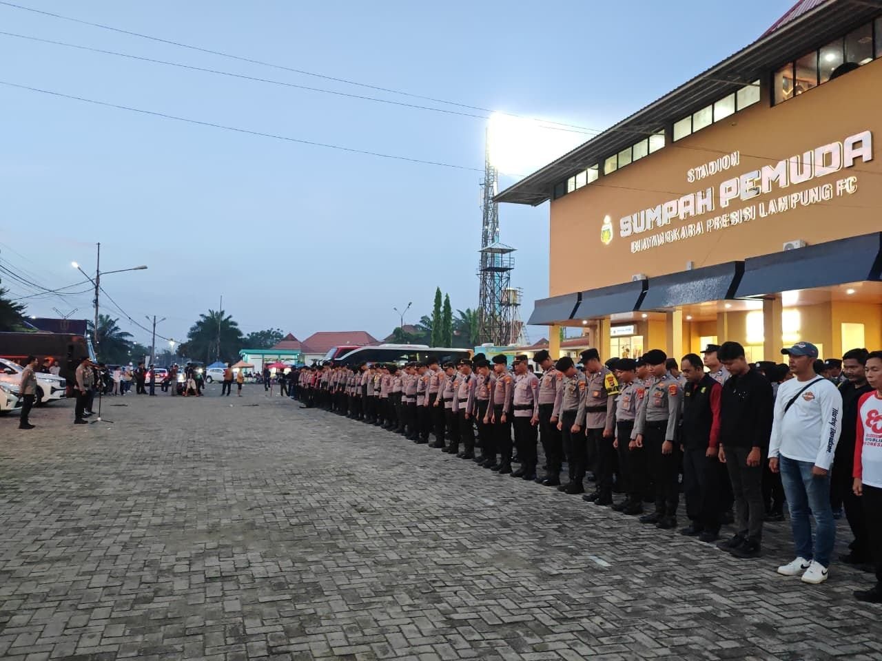 390 Personel Gabungan Amankan Laga Bhayangkara Presisi Lampung FC vs Persib Bandung
