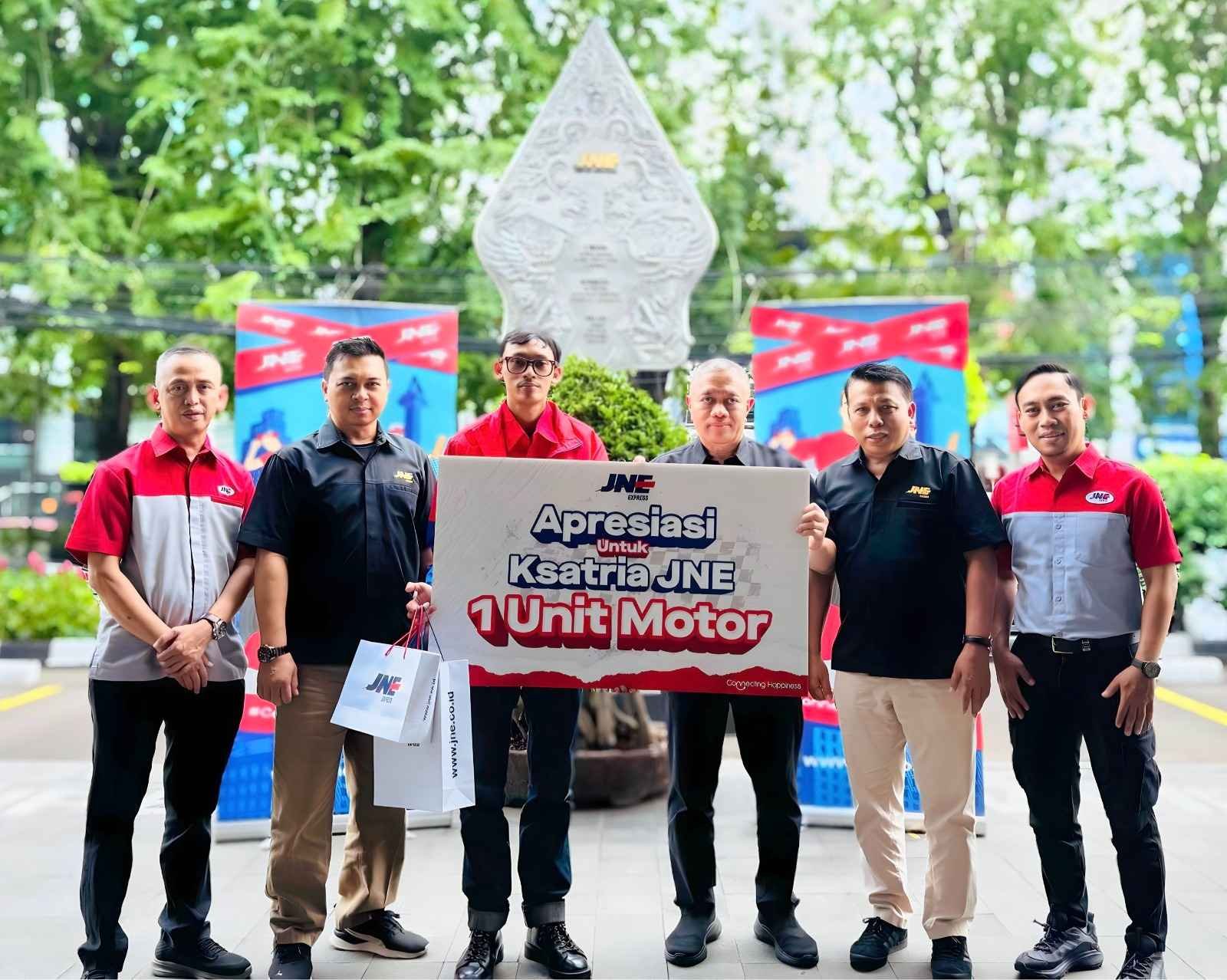 JNE Kecam Pembegalan Kurir di Bandung, Korban Dapat Motor Pengganti