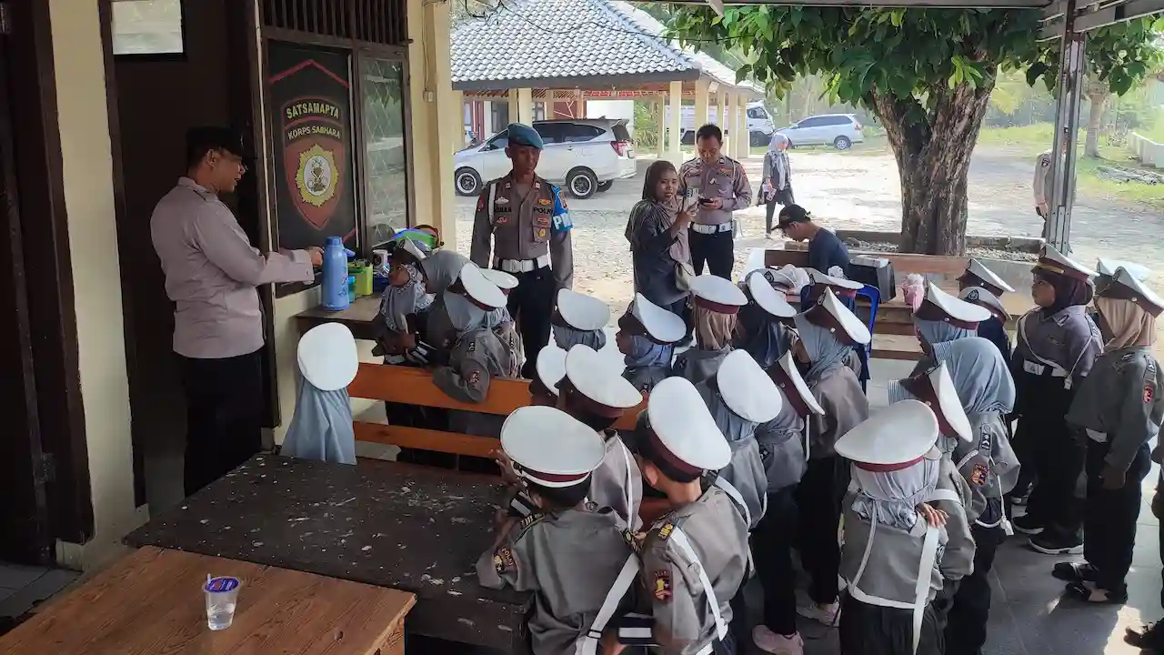 Terima 48 Siswa TK Al Fata, Polsek Ngaras Tanamkan Disiplin Sejak Dini