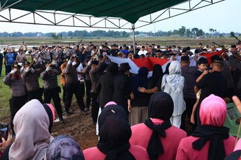 Upacara Kedinasan Iringi Pemakaman Bripka Arya Supena yang Gugur Saat Bertugas