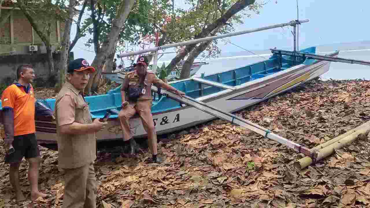 Nelayan Pesbar Hilang Saat Melaut, Perahu Ditemukan Terbalik di Perairan Walur