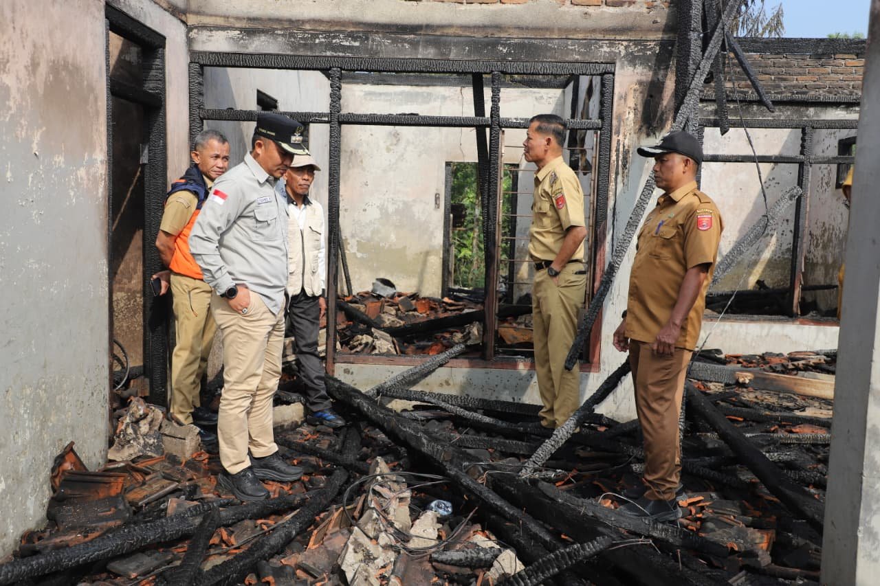 Bupati Parosil Sambangi Korban Kebakaran Rumah di Sukajaya