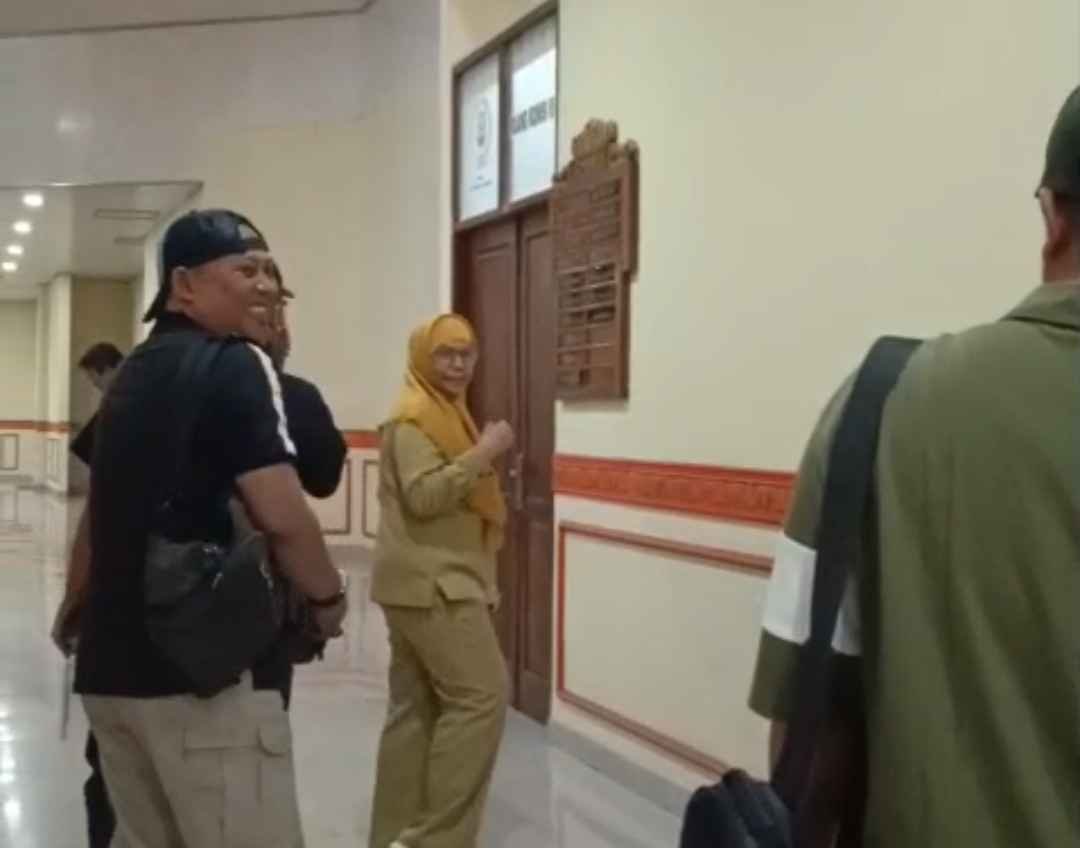 Dari Lorong ke Pintu Keluar: Eka Afriana “U-Turn” Saat Media Bersiap