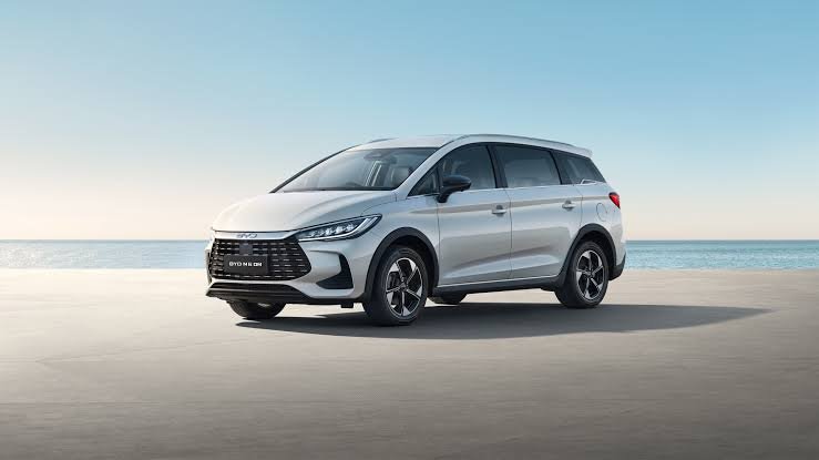BYD M6 DM Tawarkan Teknologi Hybrid, Kabin Luas, dan Harga Kompetitif