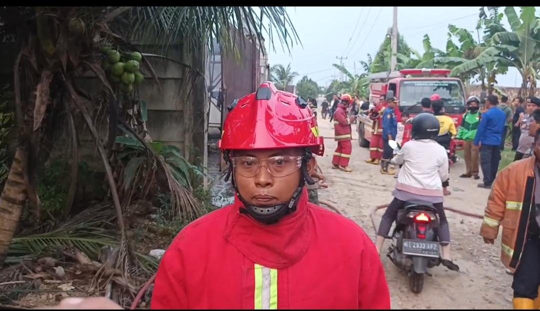 Kebakaran Gudang Solar di Pesawaran, Damkar Hadapi Kendala Pemadaman