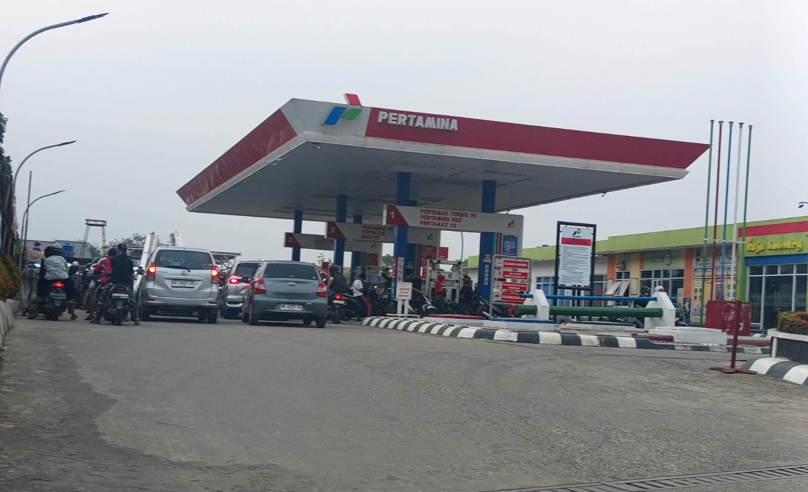 Harga BBM Nonsubsidi Naik, Antrean Pertalite Mengular di Bandar Lampung