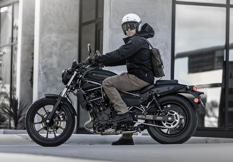 Kawasaki Eliminator 451 cc, Cruiser Modern dengan Torsi Kuat dan Jok Rendah