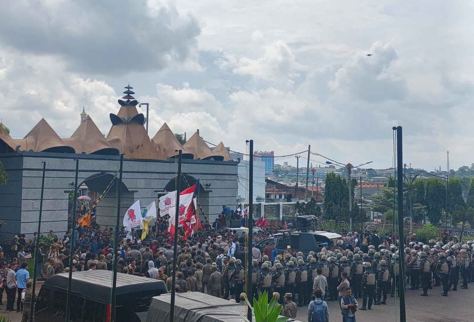 Sempat Dihalangi Masuk, Massa Aksi Diizinkan Orasi di Halaman Pemprov Lampung