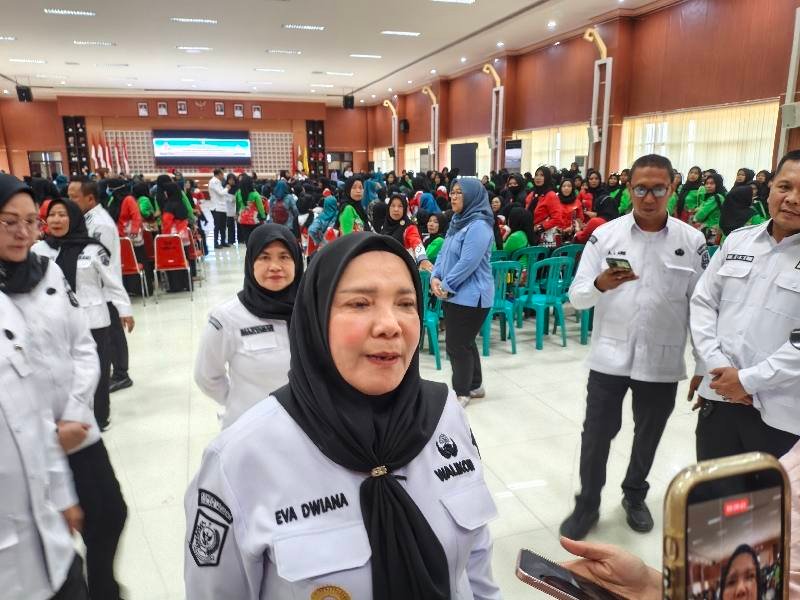 Insentif Kader Dibagikan, Eva Dwiana Ajak Semua Bergerak Pantau Warga Bandar Lampung