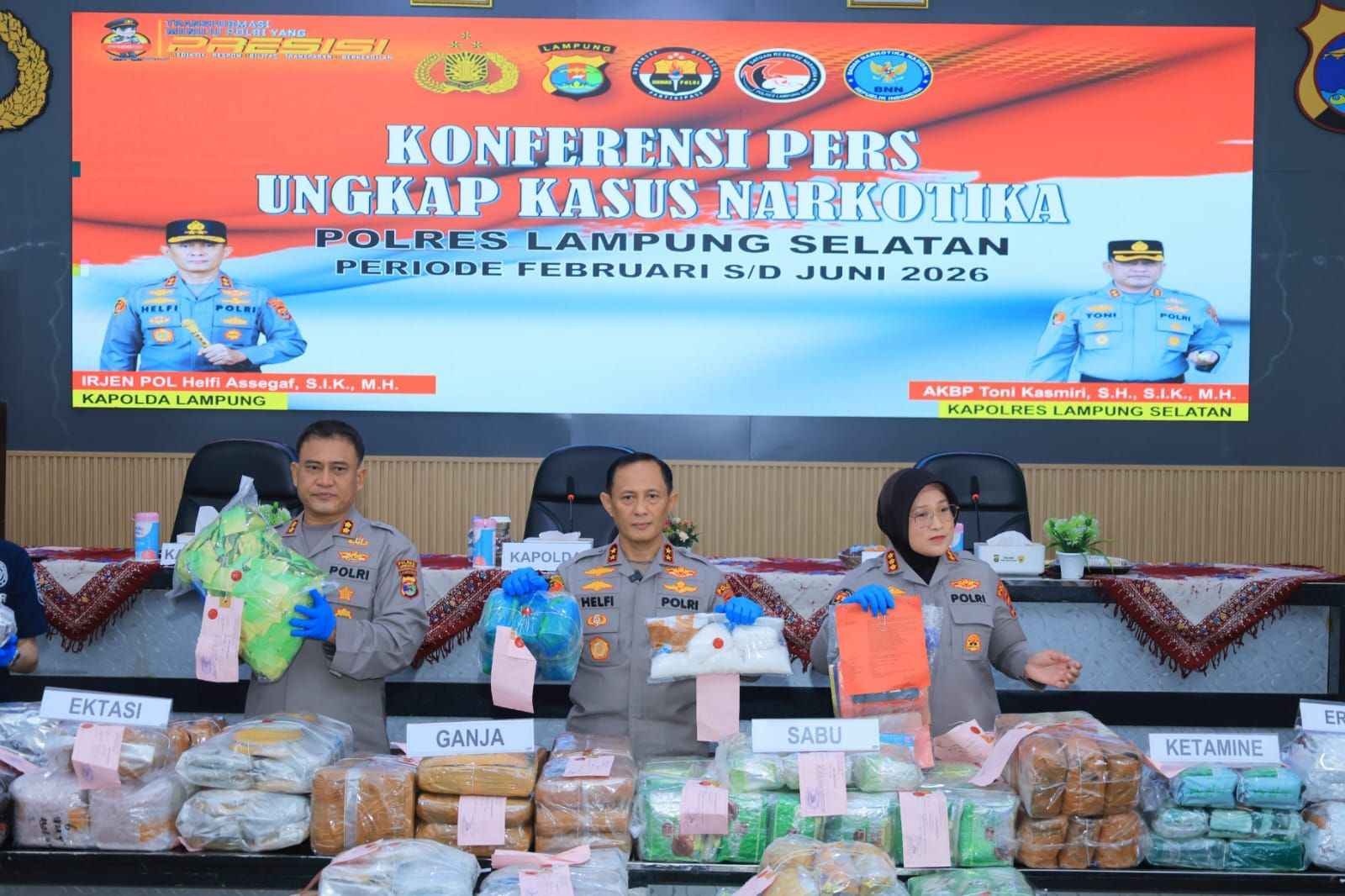 Kapolda Lampung Irjen Pol Helfi Assegaf menunjukkan barang bukti narkotika hasil pengungkapan 17 kasus di kawasan Seaport Bakauheni.