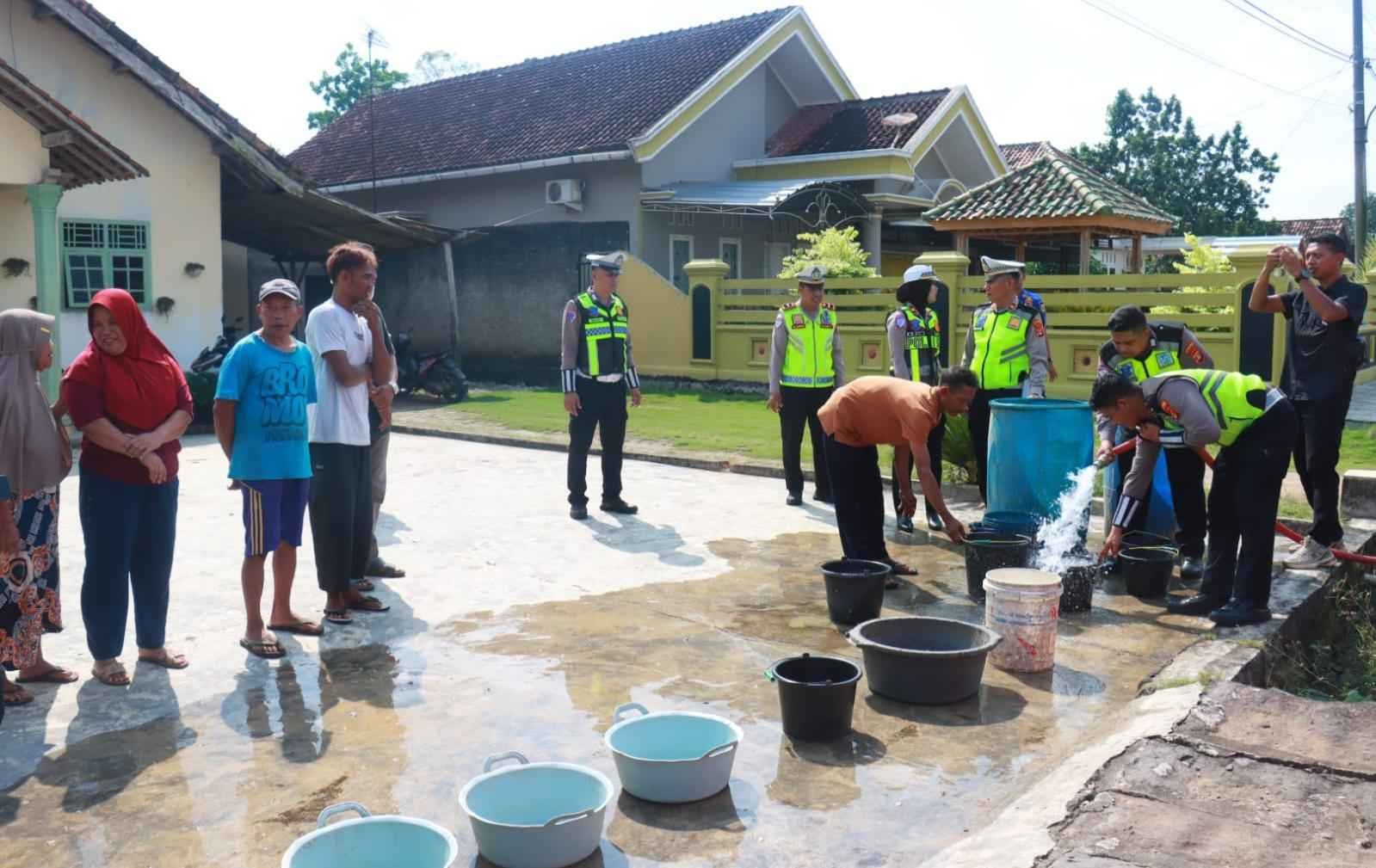 Sambut Hari Bhayangkara ke-80, Polda Lampung Salurkan Ribuan Bansos hingga Air Bersih