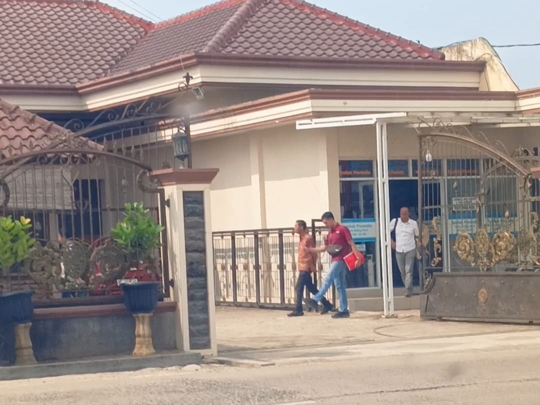 Rumah Welly Adiwantra Didatangi Polisi, Surat Tersangka Diserahkan