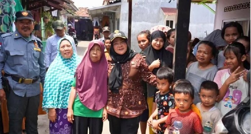 Eva Dwiana Salurkan Kursi Roda dan Alat Bantu Medis di Tiga Kecamatan