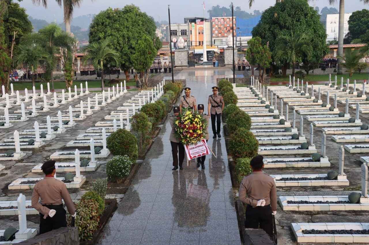 Hari Bhayangkara, Polresta Bandar Lampung Ziarah ke TMP Tanjung Karang Sebagai Bentuk Penghormatan