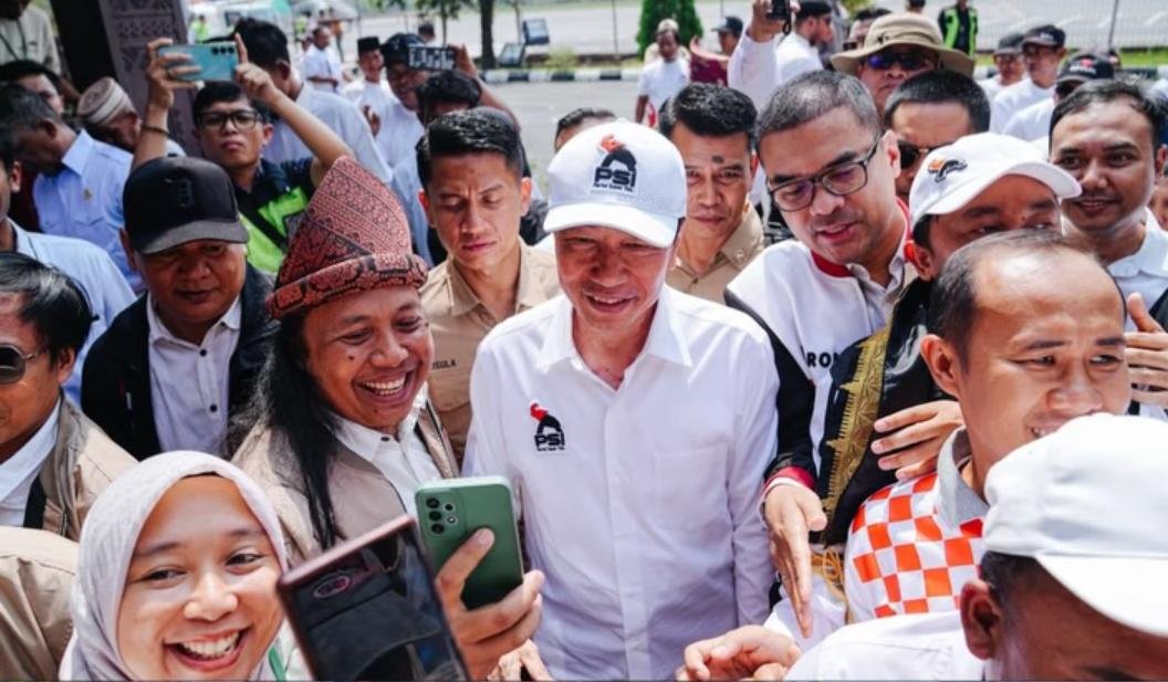 Disambut Meriah di Bandara, Jokowi Mulai Safari Politik di Bumi Ruwa Jurai