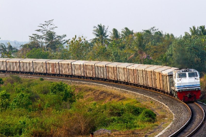Bukan Hanya Batu Bara, KAI Tanjung karang Layani Angkutan Semen dan BBM
