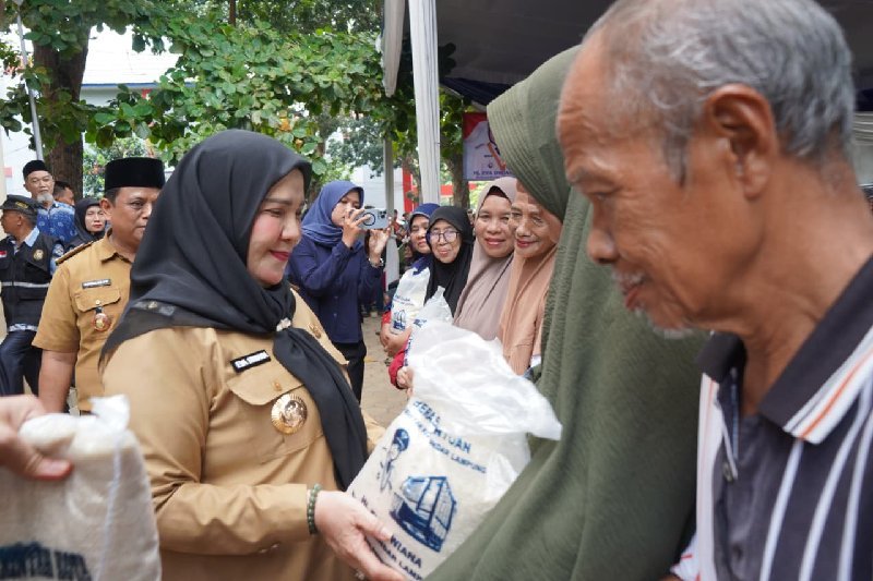 Wali Kota Bandar Lampung Salurkan Bantuan Beras kepada Puluhan Ribu KPM