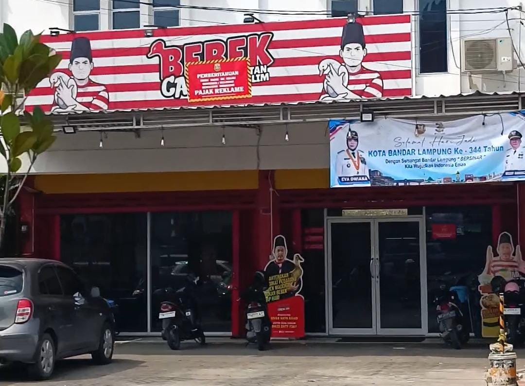 Pajak Reklame Bermasalah, Bapenda Tempel Stiker Merah di Bebek Carok Tretan Muslim